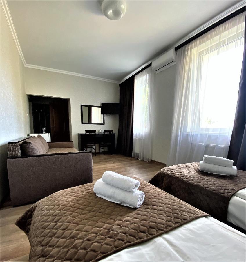 Hotel Koral Chernivtsi Ngoại thất bức ảnh