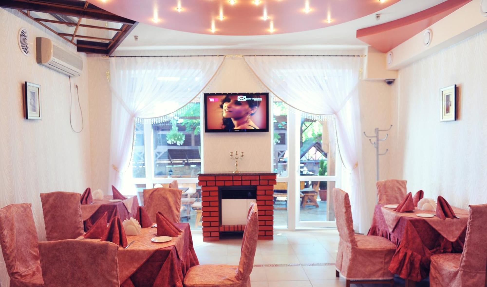 Hotel Koral Chernivtsi Ngoại thất bức ảnh
