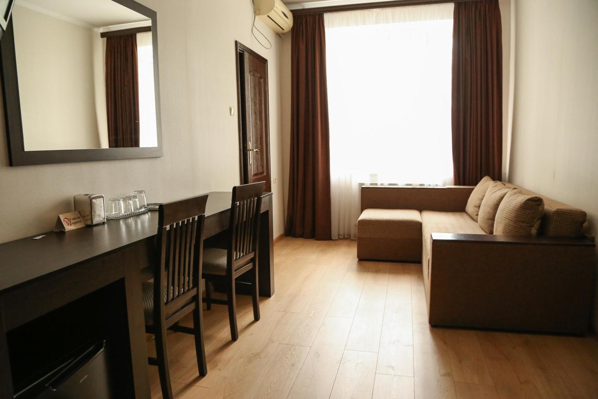 Hotel Koral Chernivtsi Ngoại thất bức ảnh